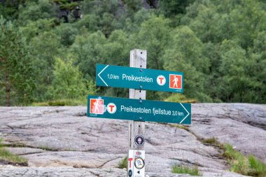 Songesand, Norveç - 21 Temmuz 2023: Preikestolen uçurumuna giden yolu gösteren imza
