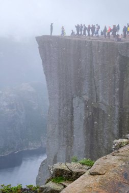 Songesand, Norveç - 21 Temmuz 2023: Çalıntı Kürsü Kayalıkları Üzerinde Yürüyüşçüler