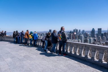 Montreal, CA - 125 Nisan 2024: Montreal ufuk çizgisine bakan turistler ve Kondiaronk Belvedere 'de ılık bir bahar gününün keyfini çıkarıyorlar.