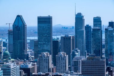 Montreal, Kanada - 25 Nisan 2024: Kondiaronk Belvedere 'den ilkbaharda Montreal Skyline