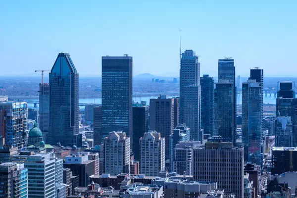 Montreal, Kanada - 25 Nisan 2024: Kondiaronk Belvedere 'den ilkbaharda Montreal Skyline