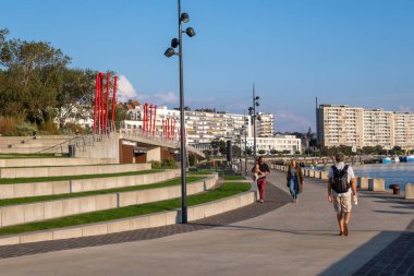 Boulogne-sur-Mer, FR - 23 Eylül 2024: Boulogne kıyısı boyunca yürüyen insanlar