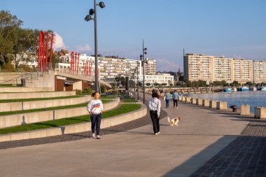 Boulogne-sur-Mer, FR - 23 Eylül 2024: Boulogne kıyısı boyunca yürüyen insanlar