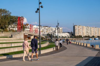 Boulogne-sur-Mer, FR - 23 Eylül 2024: Boulogne kıyısı boyunca yürüyen insanlar