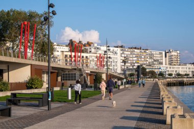 Boulogne-sur-Mer, FR - 23 Eylül 2024: Boulogne kıyısı boyunca yürüyen insanlar