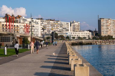 Boulogne-sur-Mer, FR - 23 Eylül 2024: Boulogne kıyısı boyunca yürüyen insanlar
