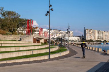 Boulogne-sur-Mer, FR - 23 Eylül 2024: Boulogne kıyısı boyunca yürüyen insanlar
