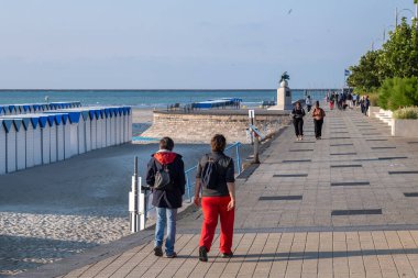 Boulogne-sur-Mer, FR - 23 Eylül 2024: Boulogne kıyısı boyunca yürüyen insanlar
