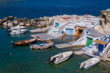 Milos, GR - 28 Eylül 2024: Geleneksel balıkçı evleri ve Syrmata olarak bilinen tekne barınakları
