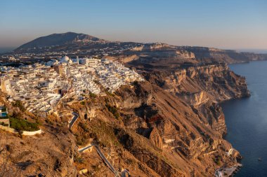 Santorini, GR - 26 Eylül 2024: Güneş batarken Fira köyü sismik hareketlilik ve volkanik huzursuzluğun başlangıcında