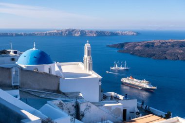 Santorini, GR - 26 Eylül 2024: Mavi Kubbe Kilisesi ve Kameni volkanı sismik hareketlilik ve volkanik çalkanların başlangıcında