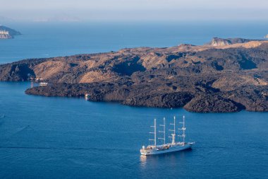 Santorini, GR - 26 Eylül 2024: Sis ve volkanik hareketliliğin başlangıcındaki Kameni yanardağının görüntüsü