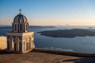 Santorini 'deki kilise ve Kameni volkanı, sismik hareketliliğin ve volkanik huzursuzluğun başlangıcında.