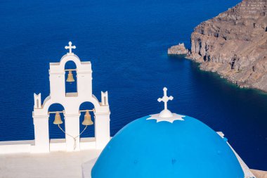 Santorini 'deki mavi kubbe kilisesi, denizin önü.