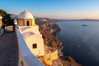 Santorini 'deki Fira' daki kilise ve kaldera kayalıkları sismik hareketliliğin ve volkanik huzursuzluğun başlangıcında