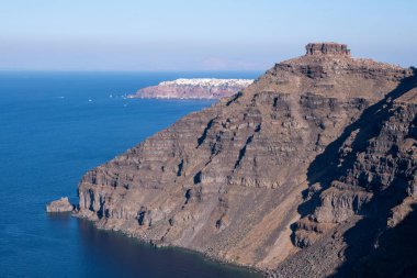 Santorini 'deki Skaros Kayası sismik hareketlilik ve volkanik huzursuzluğun başlangıcında