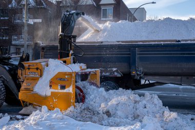 Montreal, Kanada. 19 Şubat 2025: Kar küreme aracı büyük kar fırtınasından sonra karı temizledi