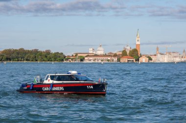 Venedik, IT - 12 Ekim 2024: Grand Canal 'daki jandarma devriye botu
