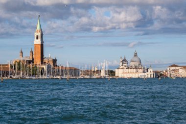 Venedik, IT - 12 Ekim 2024: San Giorgio Maggiore Adası & Basilica Santa Maria della Salute