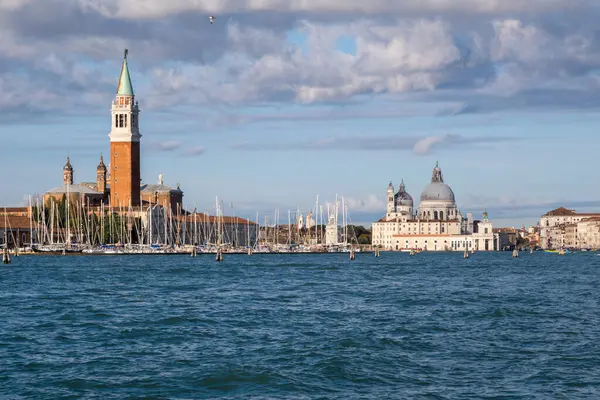Venedik, IT - 12 Ekim 2024: San Giorgio Maggiore Adası & Basilica Santa Maria della Salute