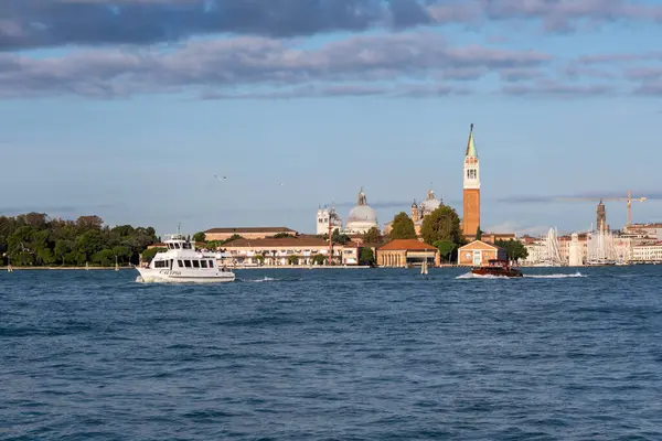 Venedik, IT - 12 Ekim 2024: San Giorgio Maggiore Adası