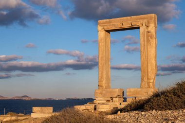 İkonik Portara Yunanistan 'ın Naxos kentindeki Apollo Tapınağı' nın kalıntıları arasında yer alıyor.