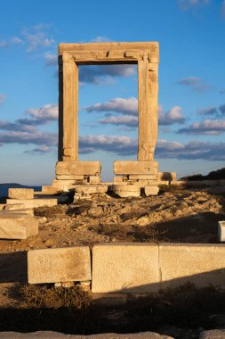 İkonik Portara Yunanistan 'ın Naxos kentindeki Apollo Tapınağı' nın kalıntıları arasında yer alıyor.