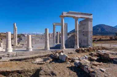 Naxos 'taki Kadim Demeter Tapınağı' nda iyi korunmuş taş sütunlar ve kalıntılar var..