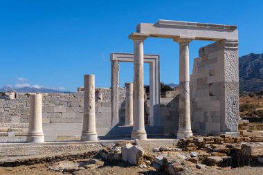 Naxos 'taki Kadim Demeter Tapınağı' nda iyi korunmuş taş sütunlar ve kalıntılar var..