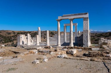 Naxos 'taki Kadim Demeter Tapınağı' nda iyi korunmuş taş sütunlar ve kalıntılar var..