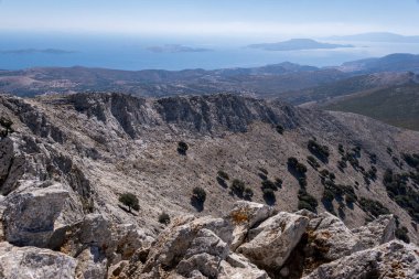 Cyclades 'in en yüksek zirvesi olan Zeus Dağı' nın zirvesindeki dramatik kayalık arazi çevresindeki adalar ve mavi Ege Denizi 'nin nefes kesen manzarasıyla