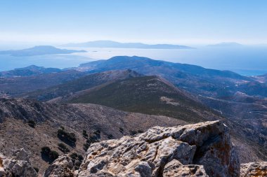 Cyclades 'in en yüksek zirvesi olan Zeus Dağı' nın zirvesindeki dramatik kayalık arazi çevresindeki adalar ve mavi Ege Denizi 'nin nefes kesen manzarasıyla