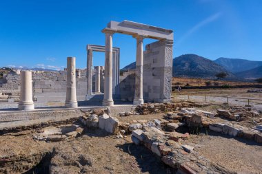 Naxos 'taki Kadim Demeter Tapınağı' nda iyi korunmuş taş sütunlar ve kalıntılar var..