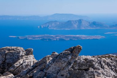 Cyclades 'in en yüksek zirvesi olan Zeus Dağı' nın zirvesindeki dramatik kayalık arazi çevresindeki adalar ve mavi Ege Denizi 'nin nefes kesen manzarasıyla