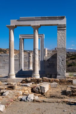 Naxos 'taki Kadim Demeter Tapınağı' nda iyi korunmuş taş sütunlar ve kalıntılar var..