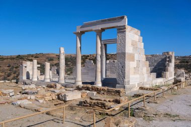 Naxos 'taki Kadim Demeter Tapınağı' nda iyi korunmuş taş sütunlar ve kalıntılar var..