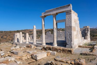 Naxos 'taki Kadim Demeter Tapınağı' nda iyi korunmuş taş sütunlar ve kalıntılar var..