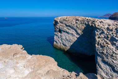 Yunanistan 'ın Milos kentindeki Papafragas Mağaraları, kristal suların adanın jeolojik geçmişinin bir kanıtı olan engebeli kayalarla buluştuğu gizli bir mücevher olan antik volkanlar tarafından oyulmuştur.