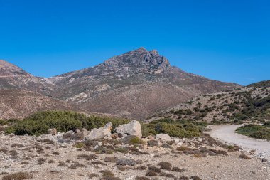 Milos 'un en yüksek zirvesi olan Profitis İlyas Dağı vahşi manzaralar ve Cyclades' in çarpıcı manzaraları sunuyor.