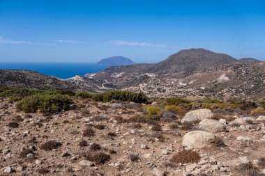Milos 'un en yüksek zirvesi olan Profitis İlyas Dağı vahşi manzaralar ve Cyclades' in çarpıcı manzaraları sunuyor.