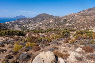 Milos 'un en yüksek zirvesi olan Profitis İlyas Dağı vahşi manzaralar ve Cyclades' in çarpıcı manzaraları sunuyor.