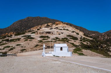 St. John Siderianos Manastırı, engebeli yamaçlara karşı durgun, beyaz bir şapel.