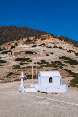 St. John Siderianos Manastırı, engebeli yamaçlara karşı durgun, beyaz bir şapel.