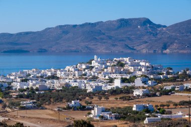 Milos, Yunanistan - 29 Eylül 2024: Adamantas, canlı liman kenti Milos, Cycladic cazibesi ve deniz tarihinin bir karışımını sunarak güzel bir koy boyunca uzanır.