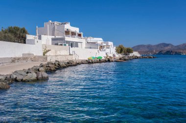 Milos, Yunanistan - 29 Eylül 2024: Pollonia, Milos 'taki liman boyunca beyaz konutlar