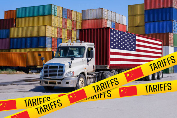 Помеченный США контейнер на грузовике, заблокированный китайской лентой "Тарифы", символизирующий влияние торговой войны на китайско-американские отношения - Montage