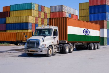 Hindistan damgalı bir konteynır bir kamyon üzerinde, Hindistan 'ın uluslararası ticaretini gösteren - Montage