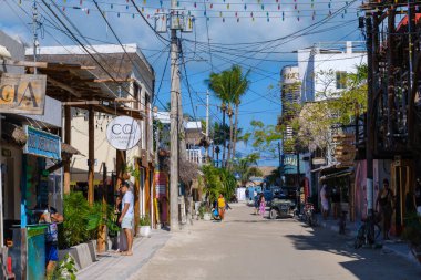 Holbox, Meksika - 9 Şubat 2025: Holbox Adası, Meksika 'nın elle boyanmış turist haritası, balina köpekbalıkları, flamingolar ve Isla Pjaros gibi yerel vahşi yaşam ve eğlencelerin yer aldığı.