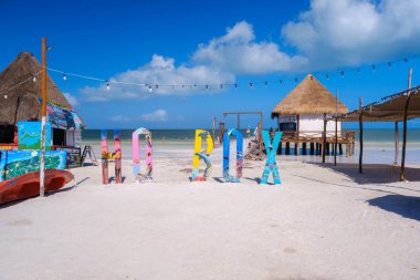 Holbox, Meksika - 9 Şubat 2025: Sahile monte edilmiş renkli Holbox mektupları