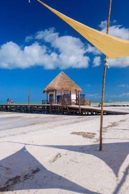 Holbox, Meksika - 9 Şubat 2025: Holbox Adası 'ndaki açık mavi gökyüzü altında kumsal gölgeleri üzerine düşen uzun gölgeler.